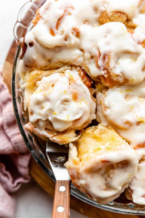 Make the softest, fluffiest lemon sweet rolls covered in a tangy lemon cream cheese frosting. These cinnamon roll-style breakfast buns use my quick dough, which only requires 1 rise! Recipe on sallysbakingaddiction.com Lemon Buns, Sally Baking, Quick Dough, Firehouse Recipes, Springtime Desserts, Lemon Sweet Rolls, Lemon Cream Cheese Icing, Lavender Scones, Breakfast Buns