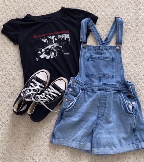 Outfit Ideas Overalls Shorts, Short Overalls Aesthetic, Overall Shorts Aesthetic, Overall Shorts Outfit Aesthetic, Overalls And Converse, Overalls Outfit Short, It Outfits, Overall Shorts Outfit, Outfits Shorts