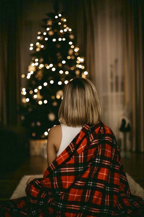 Christmas Self Portrait Photography, December Picture Ideas, Christmas Posing Ideas, Christmas Photo Ideas Instagram, Home Photoshoot Woman, Christmas Self Portrait, Photography Poses Winter, Xmas Photoshoot Ideas, Creative Christmas Photoshoot