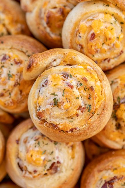 Crack Pinwheels - SO addictive!!! Ranch seasoning, cream cheese, cheddar cheese, and bacon baked in pizza dough - I could eat the whole batch! Great as an appetizer or with soup or stew. Tastes great hot out of the oven or at room temperature. These cheesy bread pinwheels don't last long! #cheddar #bacon #ranch #tailgating #tailgatingrecipes #bread #appetizer Hores Devores, Bread Pinwheels, Appetizer Pinwheels, Edward Jones, Pinwheel Sandwiches, Entertaining Food, Cheese Cheddar, Ladies Brunch, Open Table