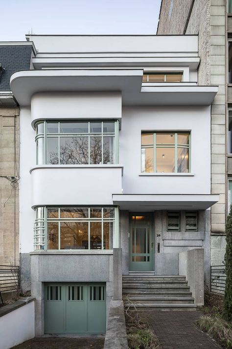 Brussels Art Deco house refurbishment by Arcanne © Maxime Vermeulen Art Deco House Exterior Modern, Art Deco Townhouse, Art Deco House Exterior, Art Deco House Plans, Art Deco Facade, House Refurbishment, Art Deco Houses, Art Deco House, Art Deco Homes