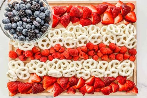 This easy American flag fruit tray is the perfect snack for patriotic parties! Made with fresh fruit and tasty pretzels, it's a simple treat that makes an easy dessert or appetizer. American Flag Fruit Tray, Flag Fruit Tray, Fancy Snacks, Taffy Apple Salad, Flag Desserts, White Pretzels, America Snacks, Taffy Apple, White Chocolate Pretzels