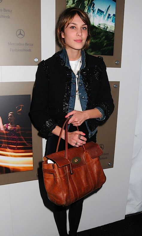 Like the look of this oak Mulberry bayswater bag. Alexa Chung knows how to carry the bag. Mulberry Bayswater Outfit, Mulberry Bag Outfit, Mulberry Tote Bag, Chloe Lloyd, Mulberry Purse, Mulberry Alexa, Mulberry Bags, Mulberry Bayswater, Mulberry Handbags