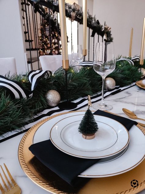 Christmas Dinner Table Decorations, Xmas Dinner Table, Dinner Table Decorations, Christmas Table Setting Ideas, Christmas Dinner Table Settings, Black Christmas Decorations, Christmas Dining Table Decor, Table Setting Ideas, Christmas Table Setting