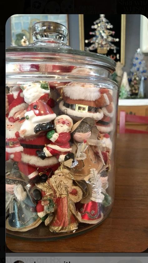 Santa Collection Display Ideas, Whimsy Jars, Vintage Christmas Ideas, Christmas Booth, Christmas Vignettes, Popular Christmas Gifts, Good Old Days, Christmas Decorations Rustic, Antique Christmas