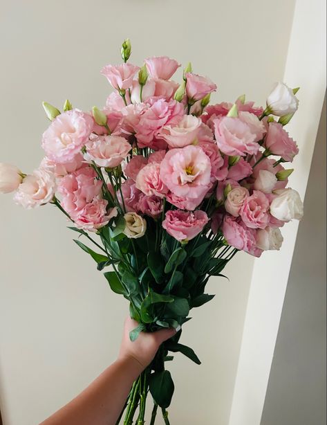 #lisianthus #flowers #beautiful #pink #aesthetic Lisianthus Wedding Bouquet, Beautiful Pink Aesthetic, Lisianthus Bouquet, Lisianthus Flowers, Flower Identification, Boquette Flowers, Flower Guide, Cut Flower Garden, Flowers Beautiful