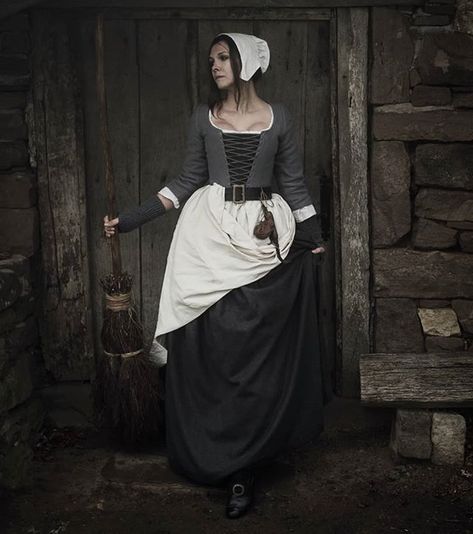 Historical Witch Outfit, Salem Witch Outfit, Salem Witch Trials Outfits, 1692 Fashion, Pilgrim Witch, Salem Witch Aesthetic, Salem Witch Costume, Pilgrim Costume, Medieval Witch