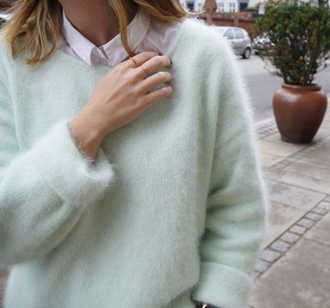 Mint Sweater + Button Down Shirt; Spring/Fall Mint Knit Sweater Outfit, Mint Green Sweater Outfit, Mint Sweater Outfit, Green Sweater Outfit, Mint Sweater, Outfits Pastel, Jumper Outfit, Preppy Sweater, Style Sweaters