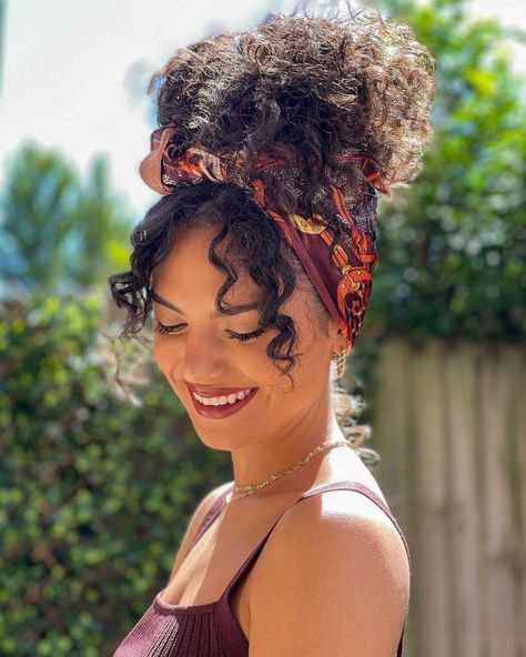 Curly Hippie Hairstyles, Hippie Curly Hair, Curly Heads, Curly Hair Up, Headwrap Hairstyles, Κούρεμα Bob, Fall Hair Cuts, Hair Scarf Styles, Fishtail Braid