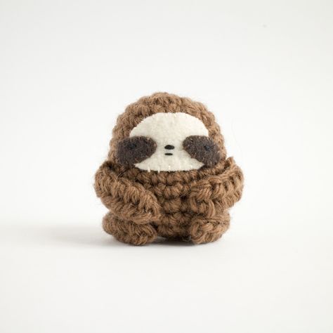 Amigurumi Sloth Free Crochet Pattern | móhu Amigurumi Sloth, Crochet Sloth, Kawaii Crochet, Quick Crochet, Fun Crochet Projects, Diy Crochet Projects, Crochet Gifts, Crochet For Beginners, Crochet Patterns Amigurumi