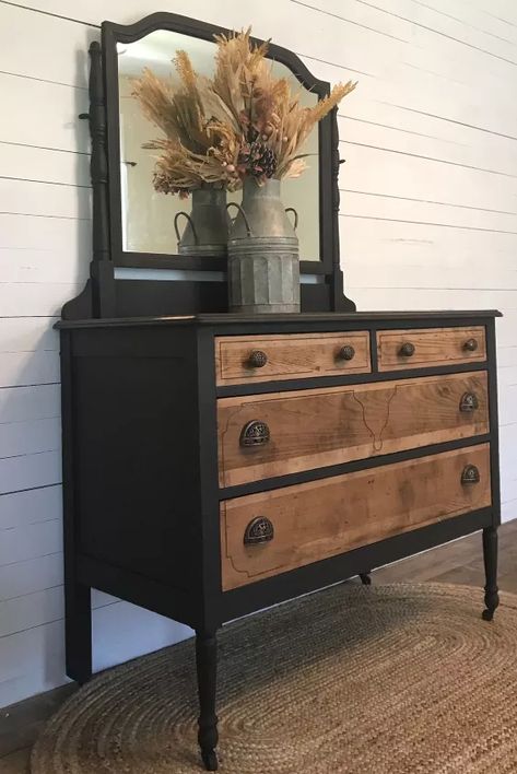 Schitt Creek, Vintage Dresser Makeover, Furnitur Ruang Keluarga, Upcycling Furniture, Diy Dresser Makeover, Hiasan Bilik Tidur, Interior Vintage, Diy Furniture Renovation, Furniture Renovation