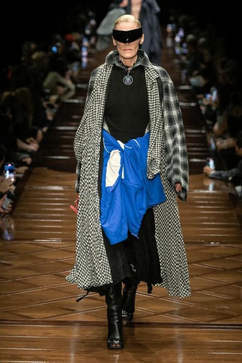 Balenciaga Spring 2025 Ready-to-Wear Collection [PHOTOS] Balenciaga 2020, Balenciaga Fashion Show, Balenciaga Spring, Spring 2025, Show Collection, September 2024, Fashion Show Collection, Paris Fashion, Paris Fashion Week