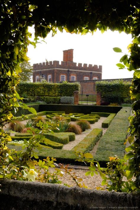 British Gardens, Where To Stay In London, Hampton Court Palace Gardens, English Monarchs, Banqueting House, Henry Lee, English Houses, Richmond Upon Thames, Palace London