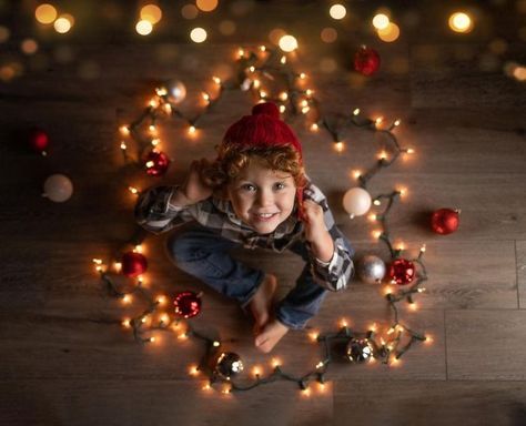 Christmas Pictures Ideas For Kids, Photography Christmas Mini Sessions, Children Christmas Photos, Toddler Christmas Pictures, Toddler Christmas Photos, Christmas Photoshoot Kids, Winter Poses, Outdoor Christmas Photos, Christmas Pictures Kids