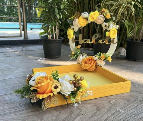 Haldi Hamper Ideas, Haldi Plater Decoration, Haldi Mehandi Plate Decoration, Haldi Basket Decoration, Mangalsutra Tray Decoration Ideas, Haldi Tray Decoration Ideas At Home, Pithi Decoration Thali, Haldi Plate Decoration Ideas At Home, Kids Hamper Ideas