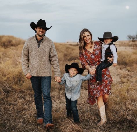 Country Christmas Pictures Family, Cowboy Family Pictures Outfit, Family Pictures With Cowboy Hats, Family Photoshoot Western, Western Family Pictures Outfits Summer, Western Photoshoot Ideas Family, Fall Family Photos Western, Cowboy Christmas Pictures Family, Family Photos Cowboy Hat