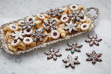 We love these cookie hacks from master pastry chef Anna Olson, who always has her holiday baking under wraps! Snowflake Cookies Recipe, Anna Olsen, Christmas Yummies, Icebox Cookies, Anna Olson, Baking Treats, Christmas Cookie Recipe, Square Recipes, Jam Cookies