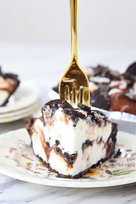 Ice Cream pie is the perfect no bake dessert and delicious on a hot summer day. In less than 15 minutes you can put together a dessert the whole family is going to love. Recipes Using Graham Cracker Crust, Homemade Ice Cream Pie, Summer Pies, Frozen Deserts, Dessert Pies, Ice Cream Pie Recipe, Ice Cream Pie, Best Chocolate Desserts, Flavor Combinations