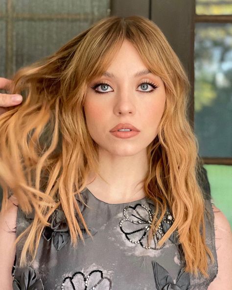 The Copper Hair Craze Is Convincing Celebs To Go Red Red Hair With Bangs, Cute Eyeshadow Looks, Hair 2022, Sydney Sweeney, Strawberry Blonde Hair, Mens Haircuts Fade, How To Style Bangs, Copper Hair, Nude Lip