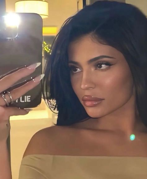 Kylie Jenner inspired Kylie Jenner Kylie Jenner makeup makeup ideas makeup for brunette selfie Fashion Aesthetic, Hair Hairstyles, Kylie Jenner, Hairstyles, Makeup, Hair, Make Up