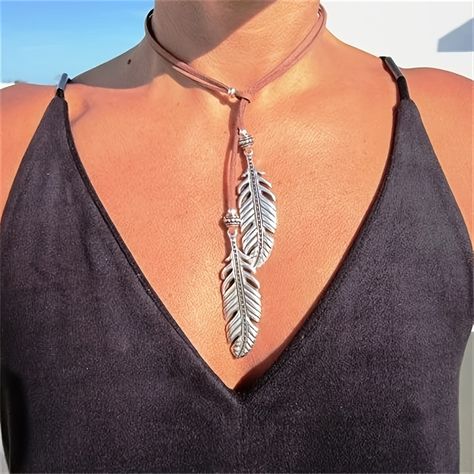 Precio bajo con envío gratis para usuario nuevo. Lariat Necklace Silver, Feather Pendant Necklace, Feather Necklace, Feather Pendant, Silver Feather, Feather Necklaces, Leaf Necklace, Lariat Necklace, Leather Necklace