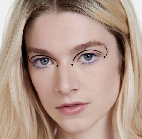 Avant Garde Eyeliner, Dot Makeup Eyeliner, No Eyeliner Makeup Look, Editorial Eyeliner, Easy Graphic Eyeliner, Swedish Makeup, Geometric Makeup, Eyeliner Art, Vampire Bride