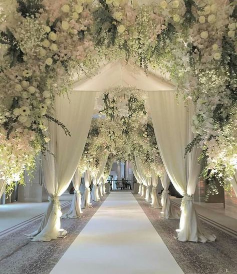 Luxury Wedding Entrance, Wedding Scenery Indoors, Arabic Wedding Decoration, Moroccan Wedding Decor, Wedding Decoration Idea, Ideas Wedding Decoration, Indoor Wedding Decorations, Decoration Ideas Wedding, Arabic Wedding