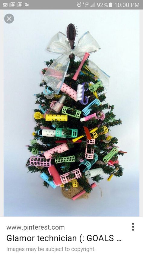 Funny Christmas Tree Ideas, Christmas Salon, Hair Salon Design, Funny Christmas Tree, Decoration Vitrine, Hair Salon Decor, Salon Suites, Christmas Tree Ideas, Salon Style