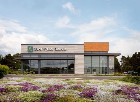 Umpqua Bank Commercial Building Plans, Restaurant Exterior Design, Retail Facade, Commercial Design Exterior, Restaurant Exterior, Facade Architecture Design, Bank Design, Storefront Design, Office Building Architecture