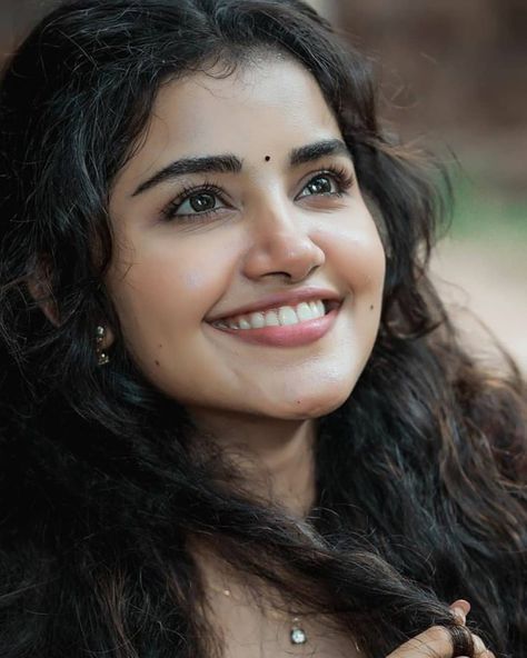 Anupama Parameswaran Cute Face, Anupama Parameswaran, Most Handsome Actors, Face Sketch, Cute Face, Face Images, Actress Pics, Dark Beauty, Beauty Face