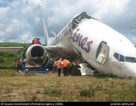 Aviation Safety, Airplane Wallpaper, Aviation Accidents, Airport Pictures, South African Air Force, Video Call With Boyfriend Screen Photo, Vintage Airplanes, Civil Aviation, Boeing 737