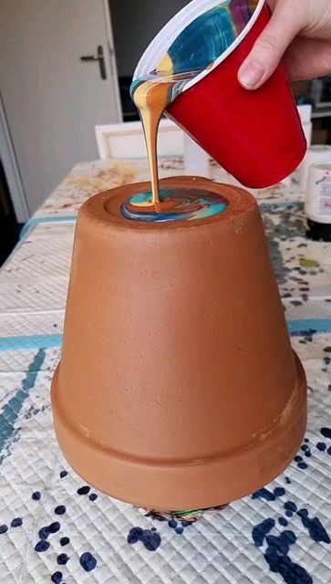 Drip Paint Flower Pot, Clay Pot Diy Paint, Painted Pots Diy Ideas, Plant Pot Painting, Painting Flower Pots, Upcycle Jars, Daily Smoothie, Terra Cotta Pot Crafts Diy, Winter Diy Crafts