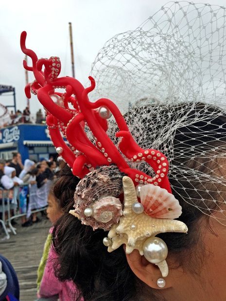 Fun for a beach-themed wedding. Octopus Headpiece, Octopus Fascinator, Octopus Wedding, Octopus Mask, Diy Octopus, Fancy Maxi Dress, Octopus Costume, Sea Costume, Free Printable Kindergarten Worksheets