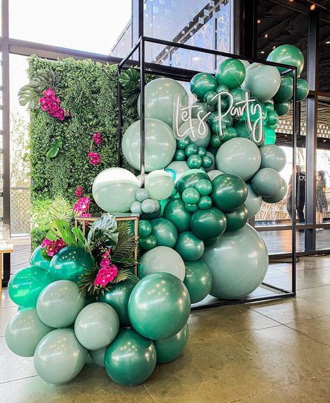 Emerald Balloon Garland, Balloons Over Table, Trunk Party Decorations, Birthday Balloon Wall, Balloons Wall, Trunk Party, Balloon Bouquet Diy, Deco Ballon, 40th Birthday Party Decorations