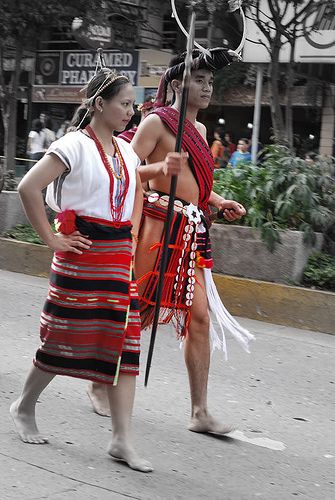 Cultural Parade showing the native attire of Ifugao man and woman, shot at Session Road Baguio City Session Road Baguio City, Filipino Traditional Clothing, Philippines Dress, Filipino Clothing, Filipino Fashion, Filipino Art, Philippines Culture, Baguio City, Filipino Culture