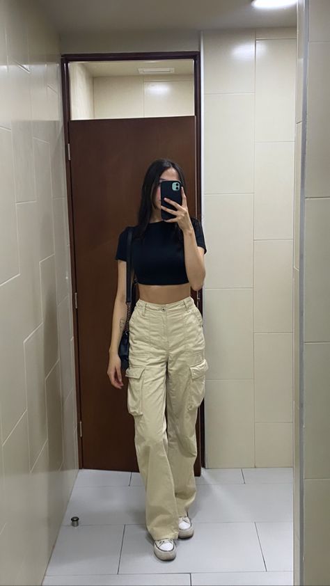 Basic Cargo Pants Outfit, Women Cargo Pants Outfit Summer, Cargo Pants Outfits Women Summer, Pantalon Cargo Outfits Mujer, Fitted Cargo Pants Outfit, Outfit Pantalon Beige Mujer, Outfits Con Pantalon Cargo, Outfit Con Pantalon Beige, Ootd Cargo Pants