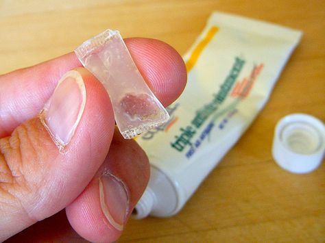 To make very small, single use packets of antibiotic ointment using a generic alternative to Neosporin and a clean (unused) drinking straw. Then seal with a needle nose pliers and a lighter. Very smart! Antibiotic Ointment, Kelsey Rose, Zombie Apocolypse, Caravan Ideas, Apocalypse Survival, Personal Defense, Blister Pack, E Mc2, Emergency Prepping