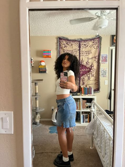 Doc Marten Shorts Outfit, Doc Summer Outfit, Short Jorts Outfit Women, Doc Martens And Shorts Outfit, Shorts With Doc Martens Summer Outfits, Summer Outfit Doc Martens, Doc Martens With Jorts, Outfit Inspo For Picture Day, Shorts And Docs Outfit