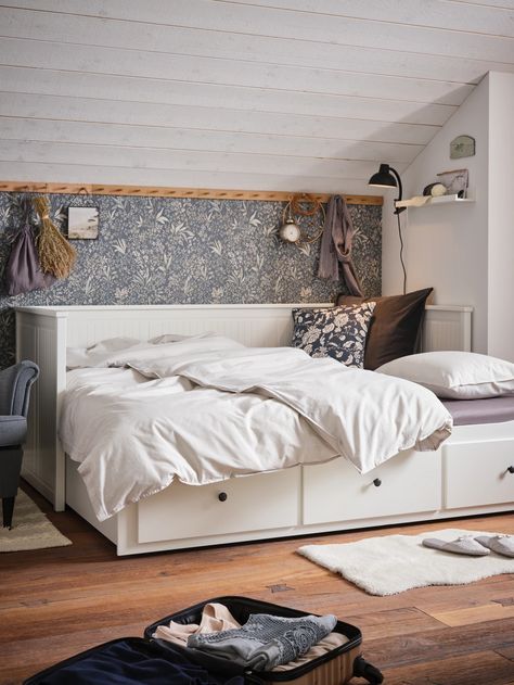 Ikea Hemnes Bed, Hemnes Bed, Cama Ikea, Cozy Guest Rooms, Design Ložnic, Ikea Bedroom, Ikea Hemnes, Multipurpose Furniture, Dreamy Bedrooms