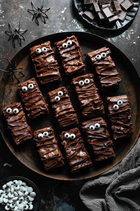 These Halloween brownies are for chocolate lovers. Instead of vanilla frosting, they are topped with chocolate ganache for the "bandages." Halloween Chocolate Treats, Creepy Cookies, Mummy Brownies, Food Polls, Halloween Dessert Ideas, Decorated Brownies, Autumn Desserts, Birthday Cake Brownies, Spooky Halloween Desserts