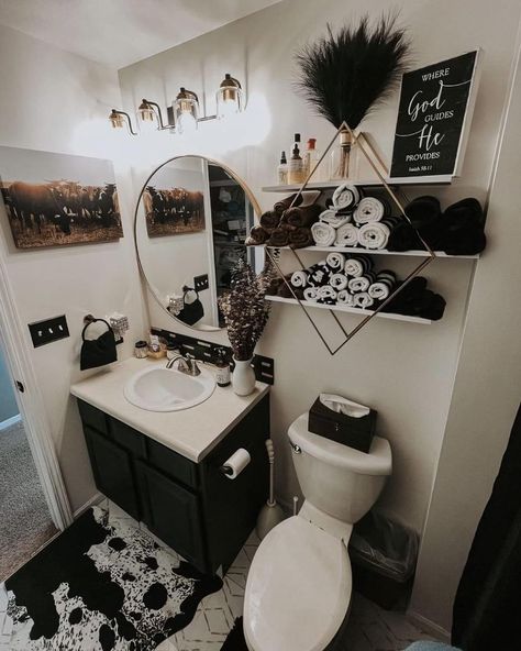 Country Farmhouse Bathroom Ideas, Cow Bathroom Decor Ideas, Western Bathrooms, Farmhouse Style Living Room Decor, Western Living Room Decor, Western Bathroom Decor, Western Bathroom, Western Farmhouse, Ranch House Decor