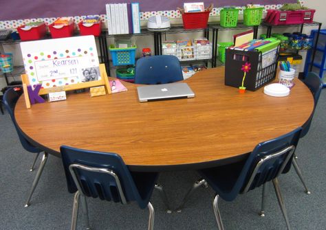 Guided Reading table Organised Classroom, Kidney Table, Classroom Designs, Kindergarten Organization, Organized Teacher, Teacher's Desk, Classroom Arrangement, Super Organized, Teaching Organization