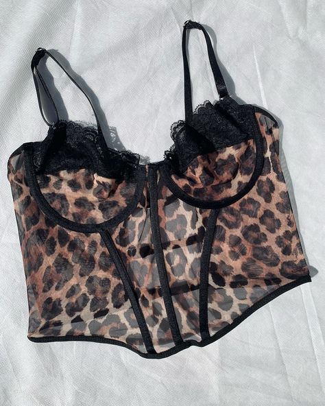 Estabas preparada para este ingreso? 💣 Bustier mora print 🔥🐆 Calidad premium ✨ Viernes 29 va a estar cargado en la web 👀 Envíos 🇦🇷📦 #corset #animalprint #bustierprint #bustier #bustiertop #lenceria #top #print #outfit #lingerielove #lenceriafemenina Lace Underwire Corset With Corset Back, Luxury Sheer Bodice Bustier Corset, Luxury Lace Bustier Corset, Luxury Sheer Bustier Corset, Agent Provocateur Corset, Bustier Top