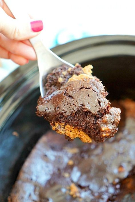 How to make crockpot brownie cookies that are gooey chocolate bites of brownies and chocolate chip cookies in one! Easy slow cooker dessert you'll love. #crockpot #slowcooker #brookies #brownies #brownie #cookies #dessert Crockpot Brownies, Crock Pot Brownies, Slow Cooker Dessert, Slow Cooker Brownies, Cookie Dough Brownies, Crockpot Dessert Recipes, Chocolate Chip Cookie Mix, Best Chocolate Chip Cookies Recipe, Yummy Desserts Easy