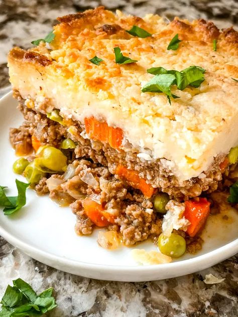 Guinness Shepherd's Pie is a classic Irish recipe. Using ground beef like cottage pie and Guinness beer, this is a perfect beef casserole for St Patrick's Day. #beefcasseroles #StPatricksDay #shepherdspie #Irishrecipes Shepards Pie Recipe, Recipe Ground Beef, Shepard S Pie, Cottage Pie Recipe, Hp Sauce, Ground Beef Casserole Recipes, Recipes With Ground Beef, Mash Recipe, Cooking With Beer