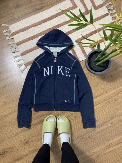 VINTAGE NIKE BIG LOGO Y2K ZIP UP HOODIE Nike Hoodie Vintage, Y2k Zip Up Hoodie, Nike Zip Up Hoodie, Logo Y2k, Groovy Fashion, Big Hoodies, Nike Zip Up, Nike Vintage, Vintage Hoodies