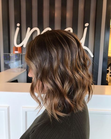 #naturalhair #balayage #hairartist… Balayage Hair Mid Length, Bob Caramel Balayage, Tan Asian Hair Color, Haircuts Ideas For Women, Balayage Hair Brunette Long, Simple Short Hairstyles, Balayage Hair Morenas, Balayage Hair Blonde Short, Dark Balayage