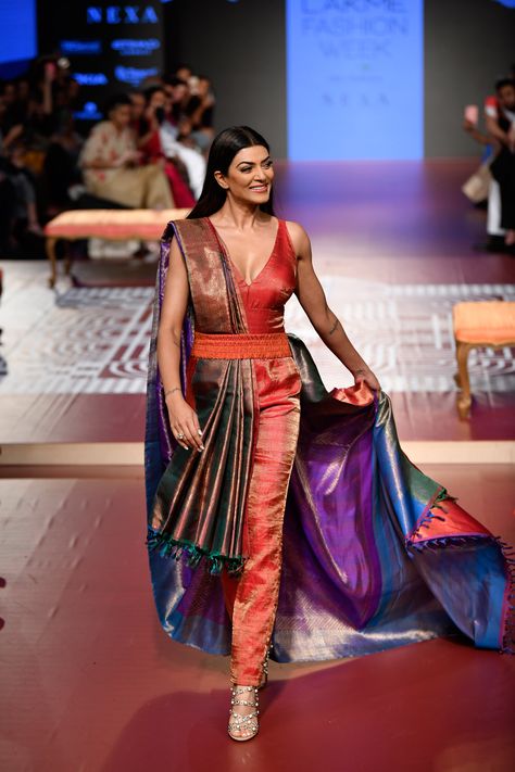 Sunita Shanker at Lakmé Fashion Week winter/festive 2018 Saree Indo Western Style, Indo Western Saree Drape, Drapes Fashion, Indian Streetwear, Traditional Indian Dresses, Sari Draping, Western Saree, Ethnic Fashion Indian, Indo Western Saree