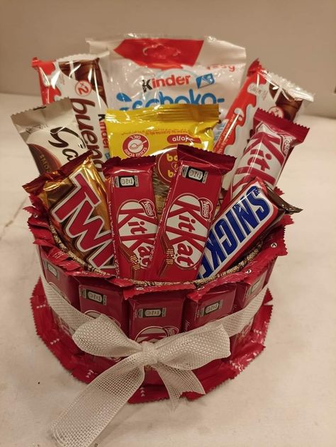 Baby Birthday Crafts, Diy Chocolate Gift, Candy Bar Bouquet, Chocolate Basket, Chocolate Bouquet Diy, Chocolate Hampers, Breakfast Recipes Indian, Birthday Hampers, Wedding Gifts Packaging