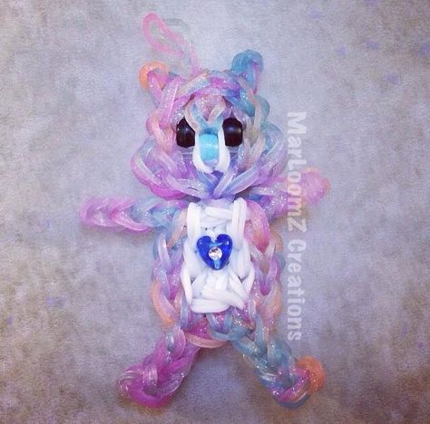 Care Bear - Now On YouTube on a Single Loom Rainbow Loom Characters, Loom Band Charms, Rainbow Loom Animals, Rubberband Bracelets, Loom Bands Designs, Wonder Loom, Loom Animals, Crazy Loom, Loom Bands Tutorial